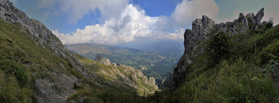 Il sent. 501 dal Passo della Forca discende al Col dei Brassamonti e poi al Passo della Crocetta